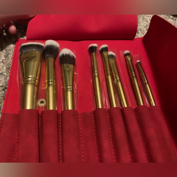 8 piece Luxie brush set w/red pouch - Picture 1 of 2
